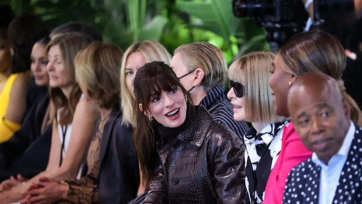 Fotos Anna Hathaway aparece junto a Anna Wintour con outfit de El diablo viste a la moda